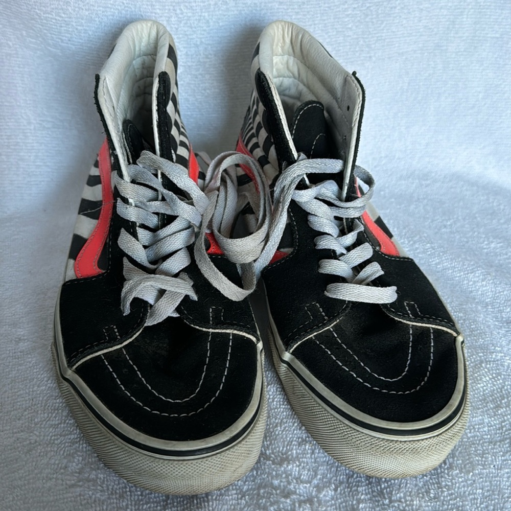Sz 7.5 men’s Black/White/Coral Swirl Pattern High Top Vans